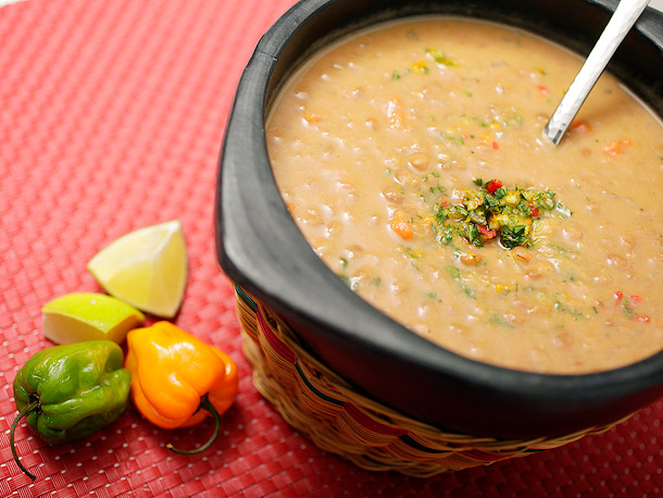 素食主义者：小扁豆和椰子汤与香菜 - 哈巴内罗gremolata食谱