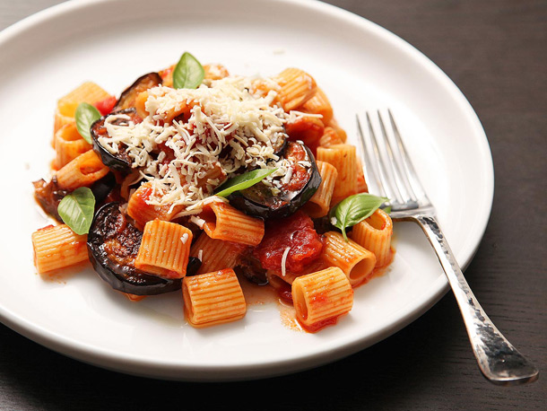 西西里式的意大利面配茄子，西红柿和乳清干酪salata（意大利面alla norma）食谱