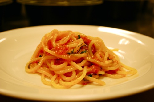 Scarpetta的意大利面条番茄和罗勒食谱